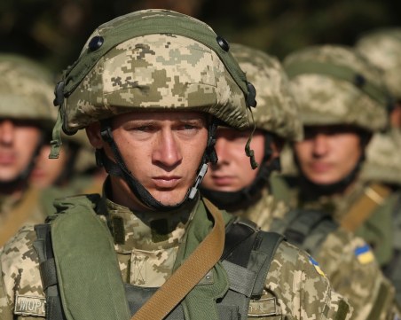 Украйна вече ще взима войници на 25 години