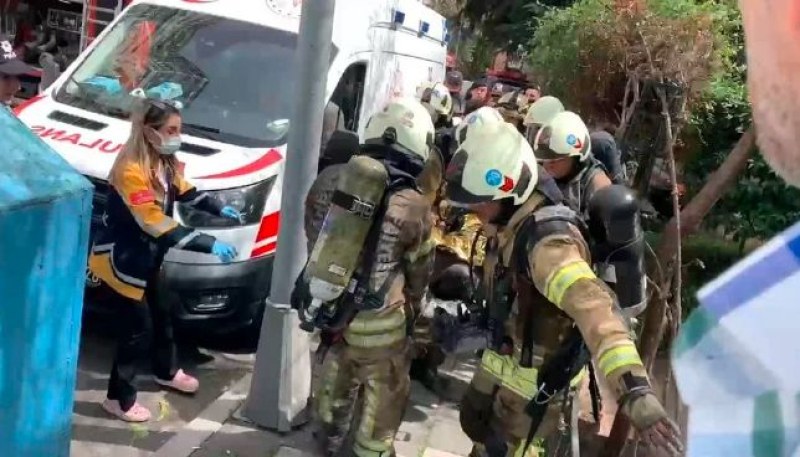 Голям пожар избухна в 12-етажна сграда в Истанбул, четирима са загинали