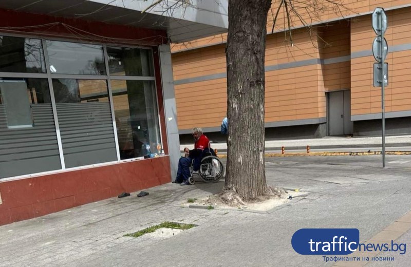 Мизерия! Бездомници превърнаха тротоар в Пловдив в клоака