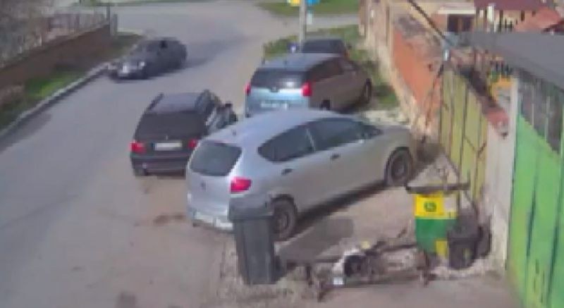 Пиян шофьор отнесе ограда на къща в Плевенско, децата му били с него