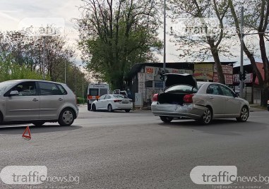 Шофьор блъсна служебен автомобил на Община Пловдив и избяга от