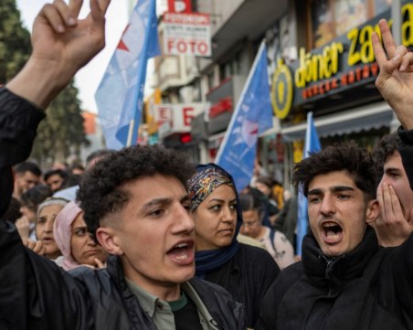 Безредици в Истанбул между полиция и симпатизанти на прокюрската партия ДЕМ