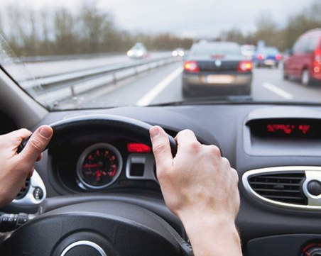 Предлагат 17-годишните да шофират с придружител