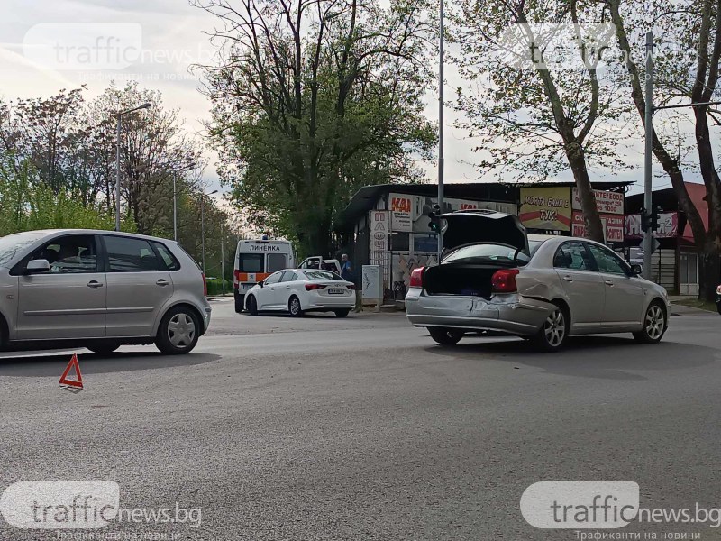 Шофьор блъсна служебен автомобил на Община Пловдив и избяга