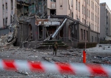 Руски дронове поразиха многоетажни жилищни сгради и частни домове в