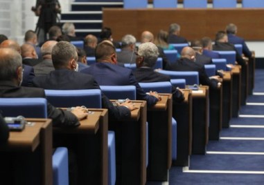 Напрежение и в Народното събрание Ненадейната оставка на главния секретар