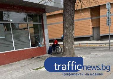 Почистиха мизерията на тротоара в Пловдив превърнал се в дом