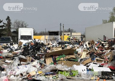 Камари с боклуци се събират на територията на Борсата в