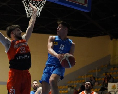 Академик загуби гостуването на Левски и се отдалечи от плейофите