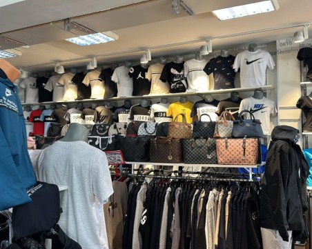 Акция на полицията в магазин в Чешнигирово, иззети са фалшиви стоки и цигари