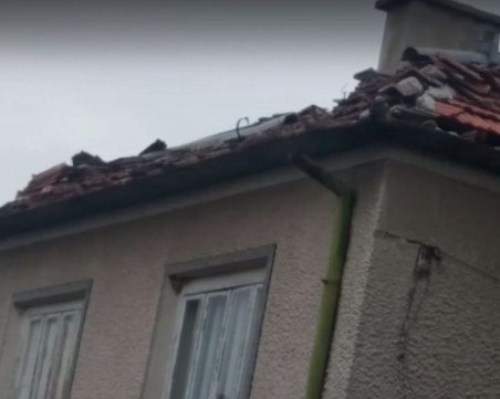 Майстори на покриви изнудвали семейство от Пловдивско, искали им 9000 лева