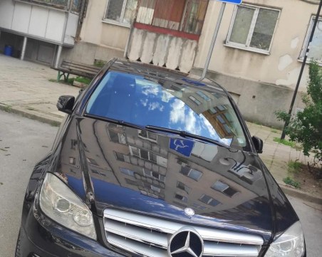 Шофьор на Мерцедес заряза автомобила си на инвалидно паркомясто в Пловдив