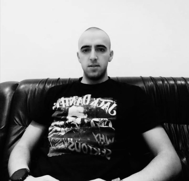 Как това момиче живее и диша спокойно?, пита майката на убития