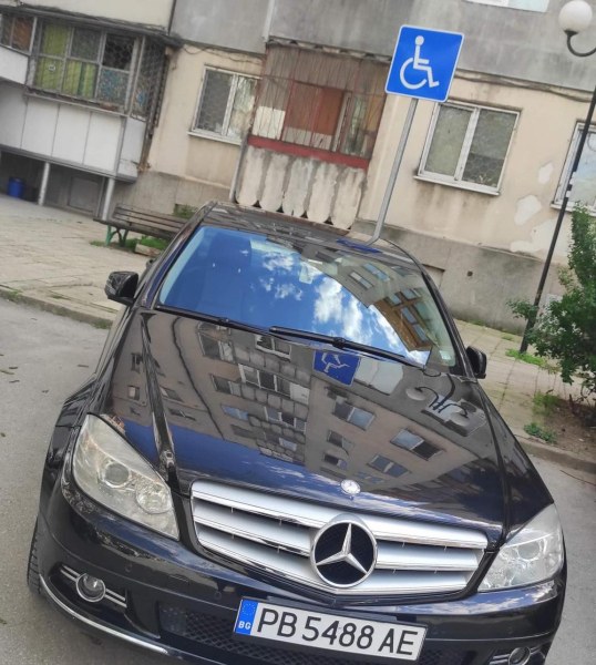 Шофьор на Мерцедес заряза автомобила си на инвалидно паркомясто в Пловдив