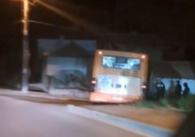 Пътен инцидент с автобус е станал снощи около 21 часа