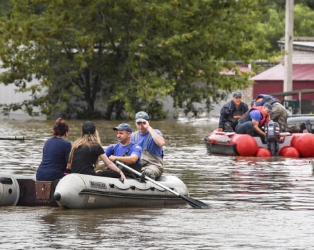 Евакуират жителите на град Орск в руската Оренбургска област заради скъсана язовирна стена