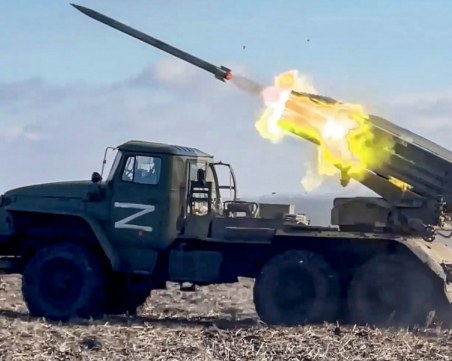 Москва съобщи, че напредва в Донецка област, а Киев - за поражения по военновъздушна база