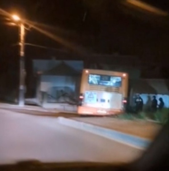Автобус от градския транспорт се вряза в ограда на къща в София