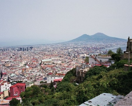 На този ден: Изригва вулканът Везувий и разрушава Неапол