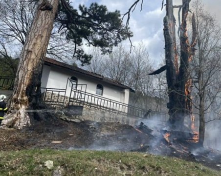 Пожар застрашава параклис в Благоевградско