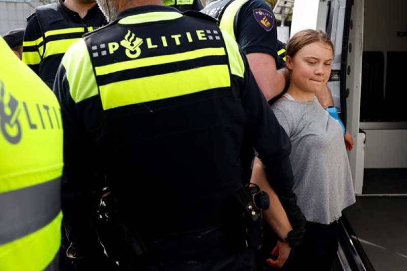 Арестуваха Грета Тунберг на демонстрация в Хага