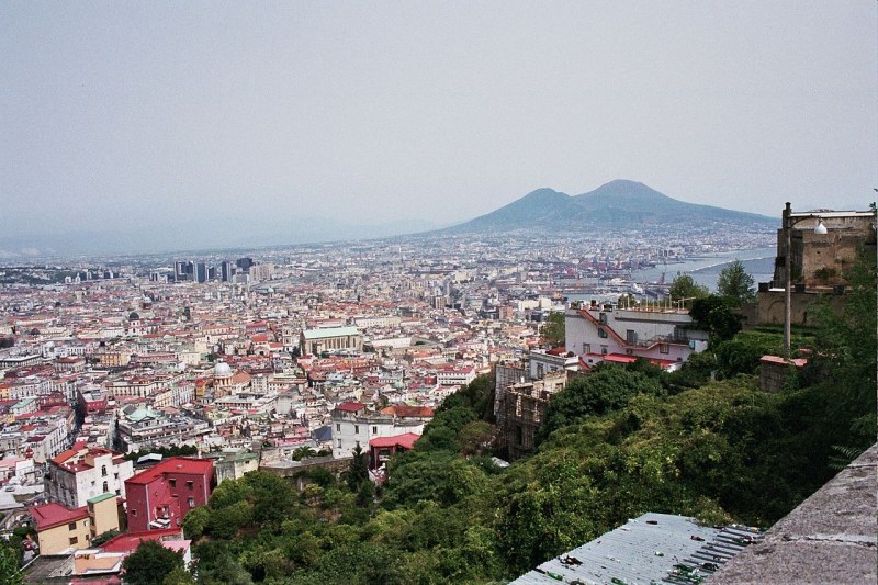 На този ден: Изригва вулканът Везувий и разрушава Неапол