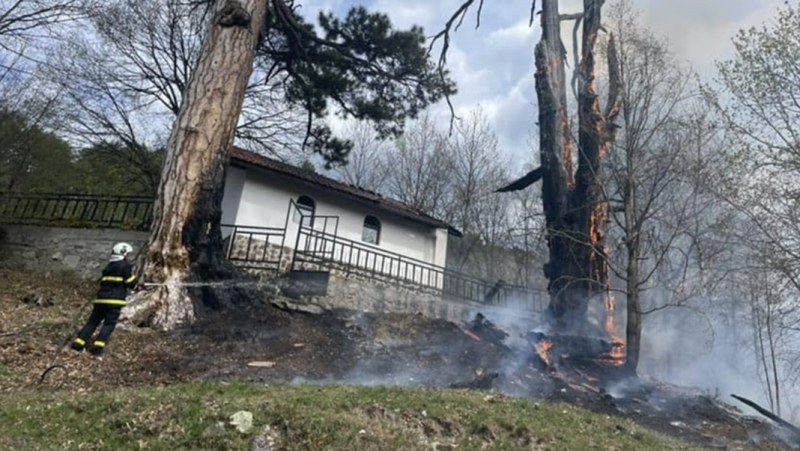 Пожар застрашава параклис в Благоевградско