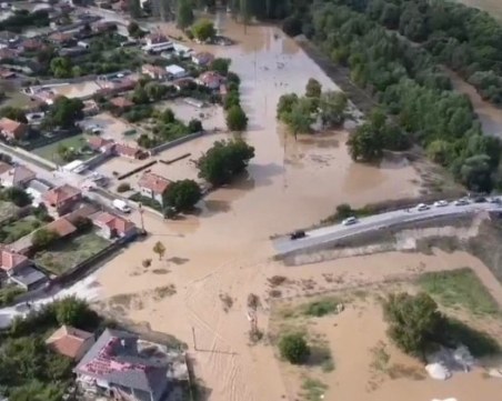 След наводненията в Карловско: Парите свършват, а хората в Слатина нямат улици и тънат в прах