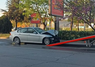 Млада шофьорка причини катастрофа рано тази сутрин в Пловдив Автомобилът