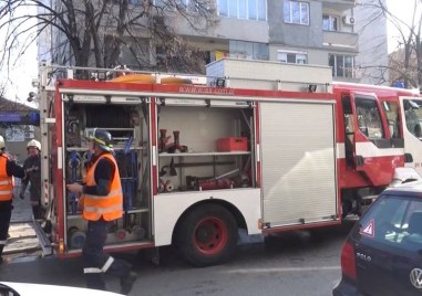 Пожарникари спасиха 80 годишна жена паднала в земна пропаст в Никопол