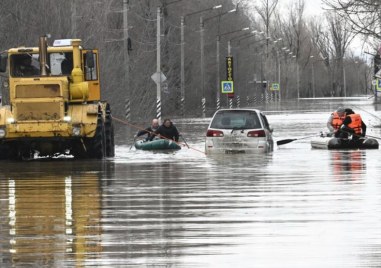 Наводненията в два града в руските планини Урал се увеличават  Река