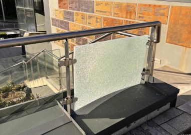 Вандалите които счупиха с ритници стъкло от предпазните ограждения на