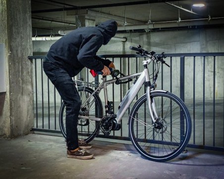 Хванаха апаш, задигнал три колелета в Пловдив! Друг опита да краде алкохол