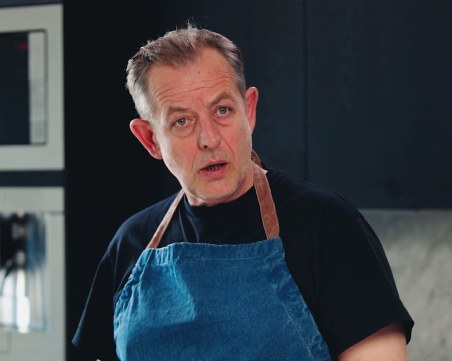 Джаро възкръсва, за да бори неграмотността: Един забрави една запетайка и му сложихме точка