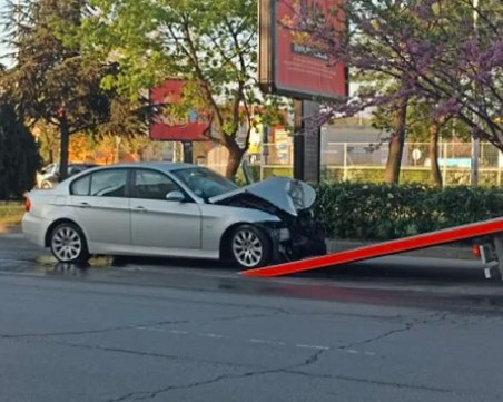 Млада шофьорка се блъсна в дърво на булевард в Пловдив