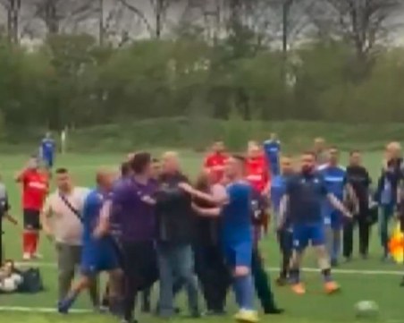 Пребиха футболен съдия по време на мач в Плевенско