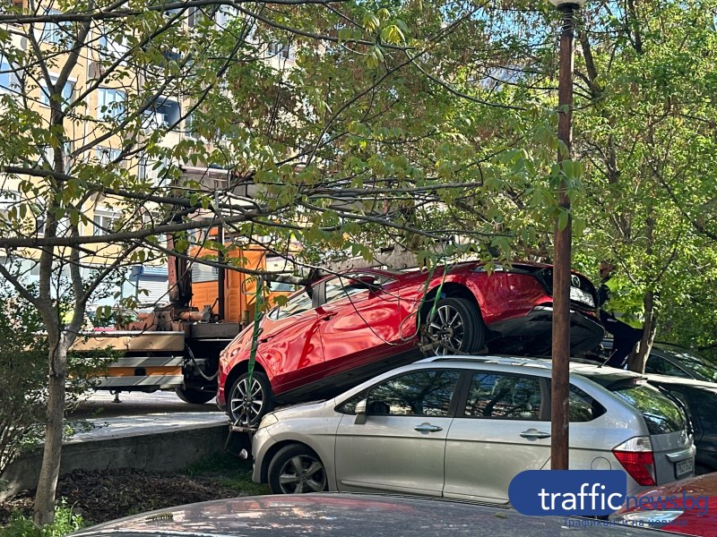 Нелеп инцидент: Кола паркира върху друга в Тракия