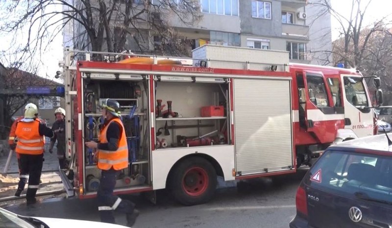 Пожарникари спасиха 80-годишна жена, паднала в земна пропаст в Никопол,