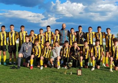 Юношите на Ботев U13 с трофей от международния детски футболен