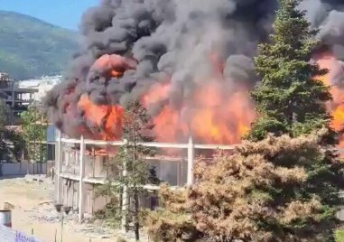 Девет противопожарни автомобили са гасили избухналия днес пожар в Универсална