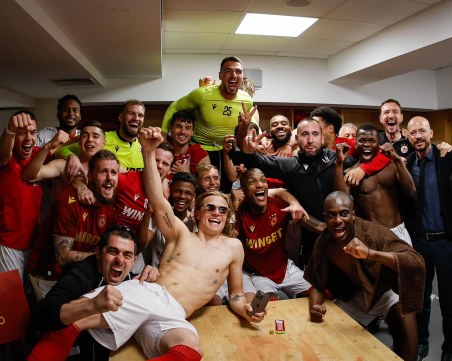 Играчи на ЦСКА висят с картони за полуфинала с Ботев