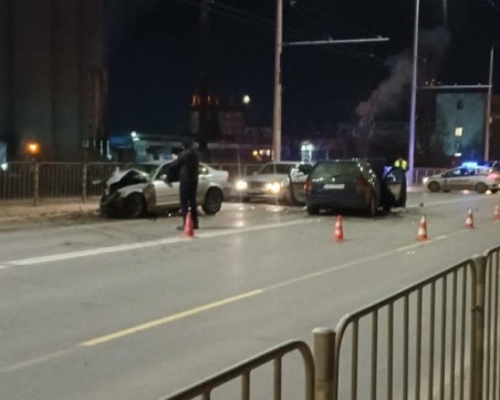 Катастрофа с три коли в Стара Загора, едната изгоря напълно