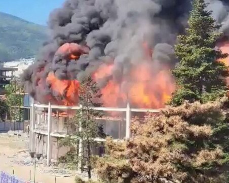 Пожар избухна в зала в Скопие, подарена от България