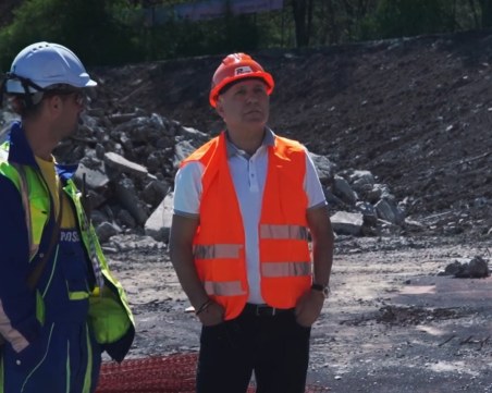 Стоичков инспектира бутането на стадион 