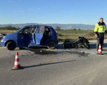 В тежко състояние е мотористът, блъснат край Рогош