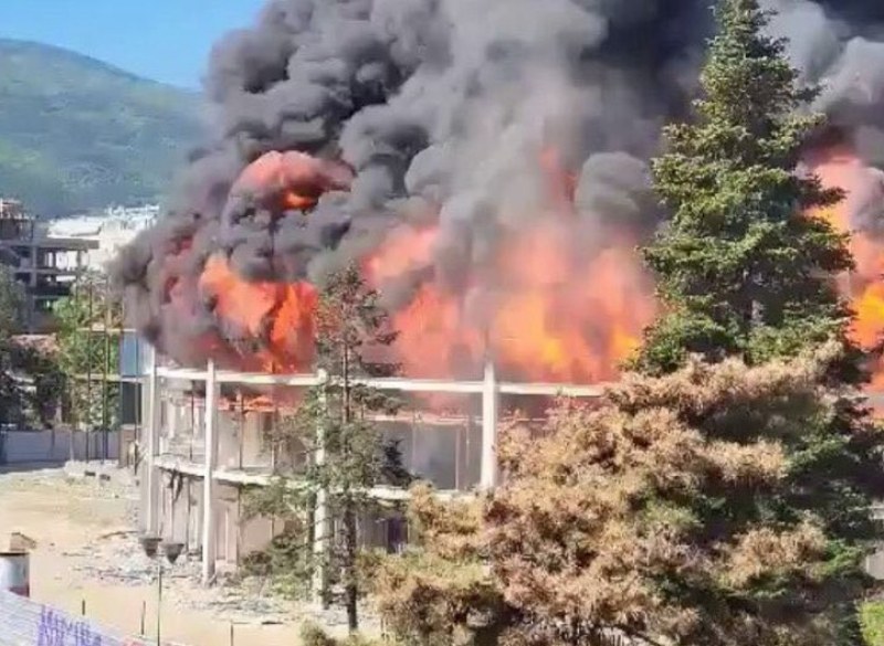 Девет противопожарни автомобили са гасили избухналия днес пожар в Универсална