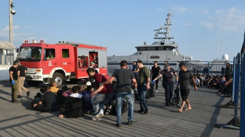 19 мигранти са спасени край остров Хиос, открити са телата на деца