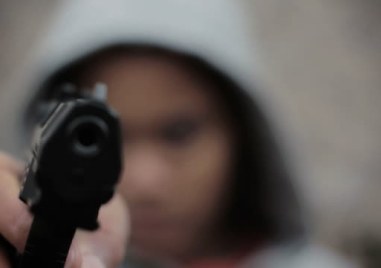 17 годишен младеж е насочил пистолет към майка си и я