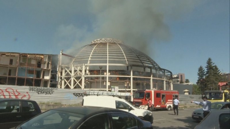 Пожар пламна в сградата на Универсалната зала в Скопие. Девет