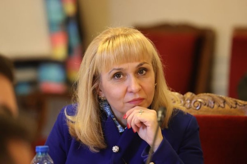 Омбудсманът Диана Ковачева подаде оставка. Причината е, че тя заминава